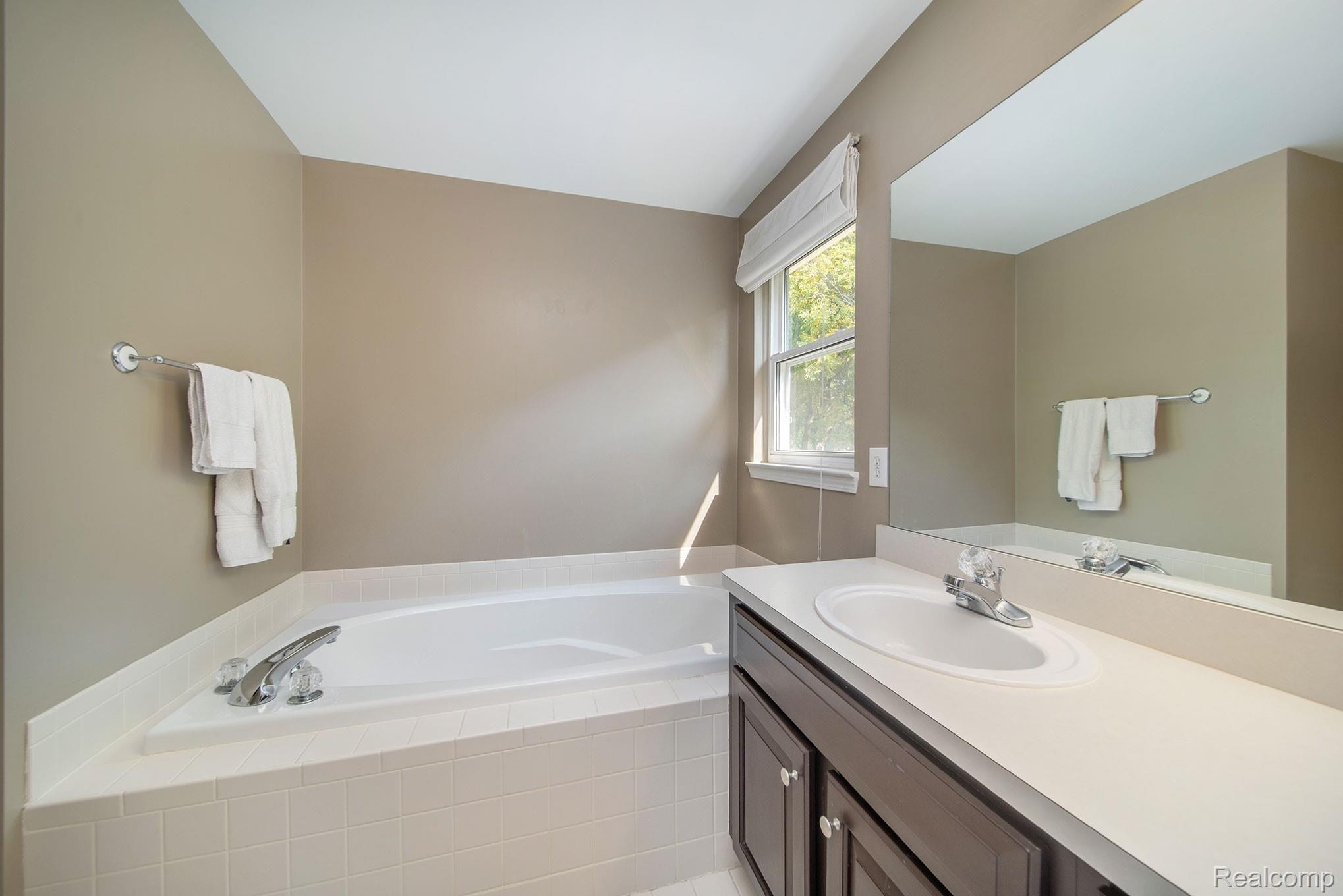 2745 Long Meadow Lane Rochester, MI 48307 - Photo 30 of 38 30.jpg