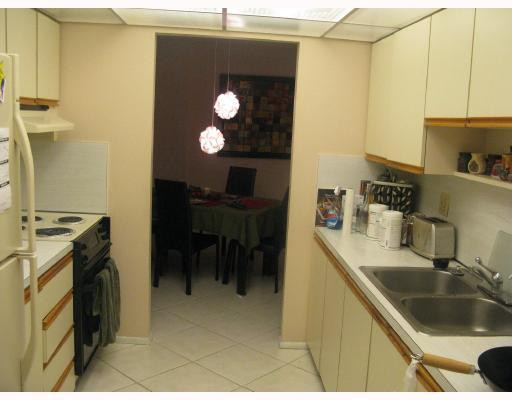 950 Ponce De Leon Road, Unit 2030 Boca Raton, FL 33432 - Photo 9 of 15 Kitchen