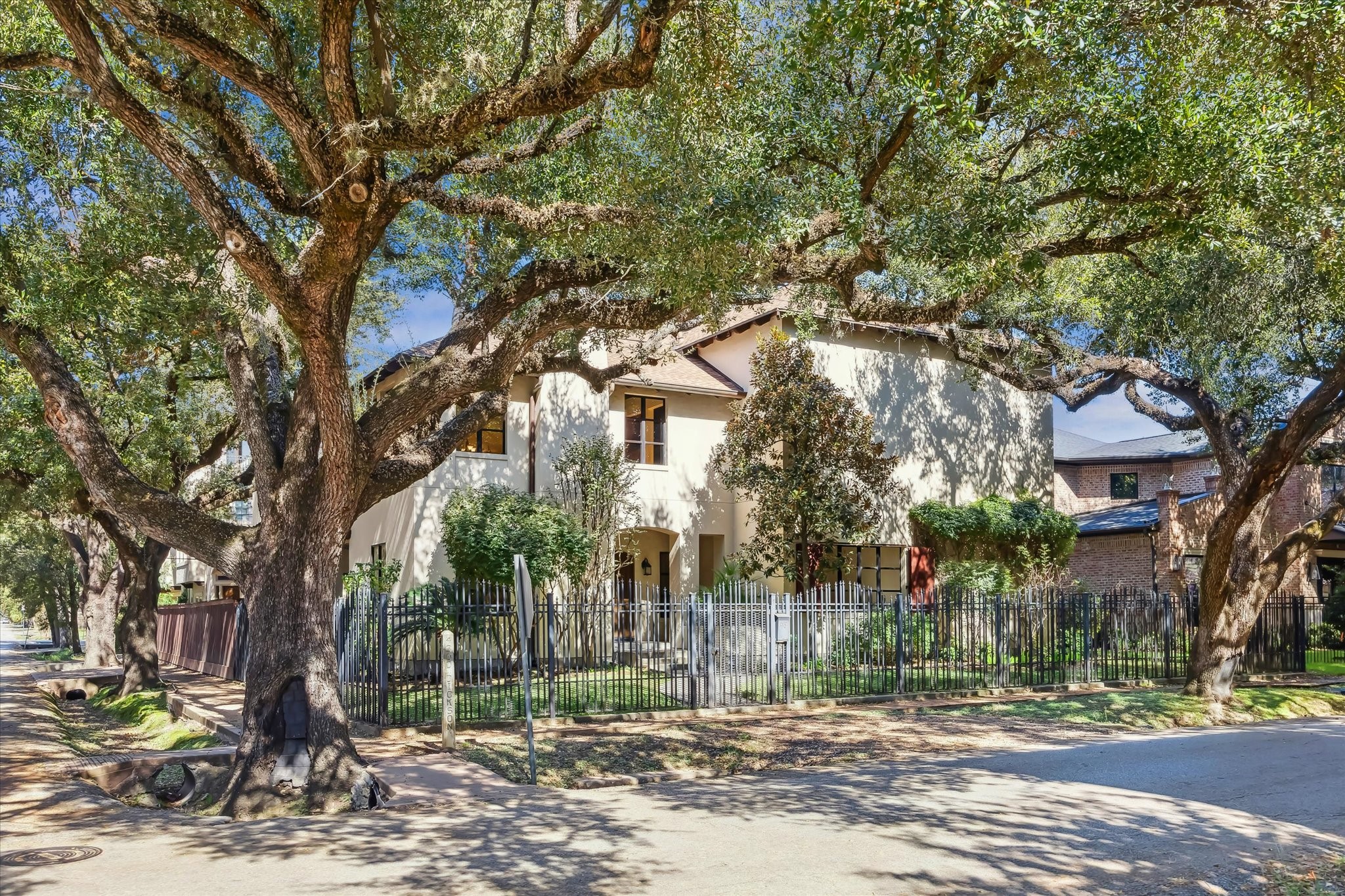 4320 Dickson Street Houston, TX 77007 - Photo 2 of 47 Canopied oak trees lining the premier of the property. Alleyway behind.