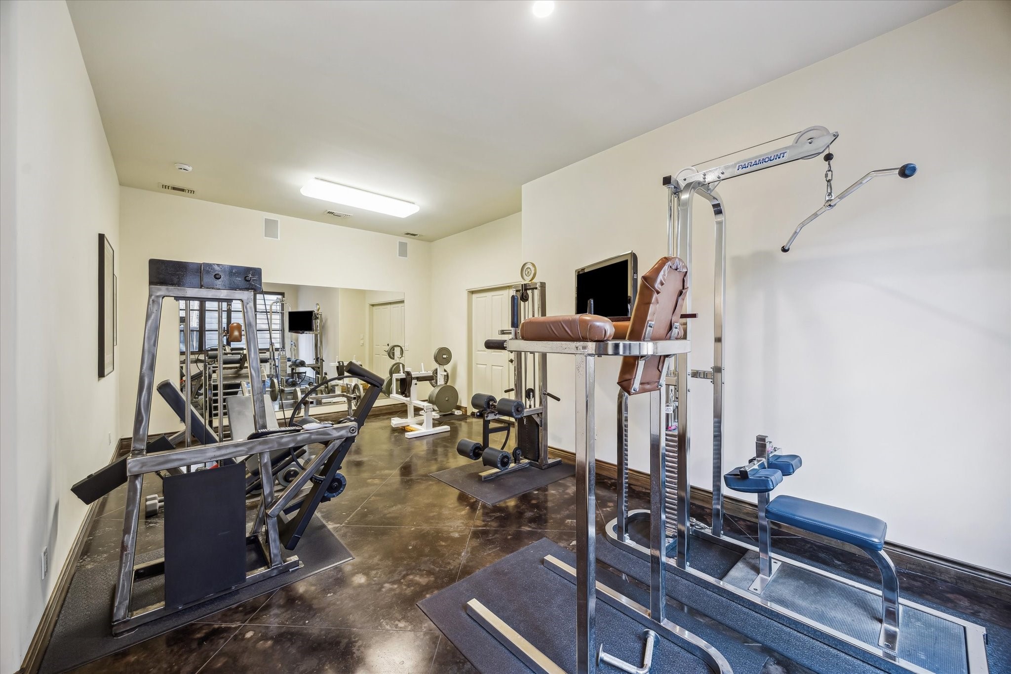 4320 Dickson Street Houston, TX 77007 - Photo 43 of 47 a view of a room with gym equipment