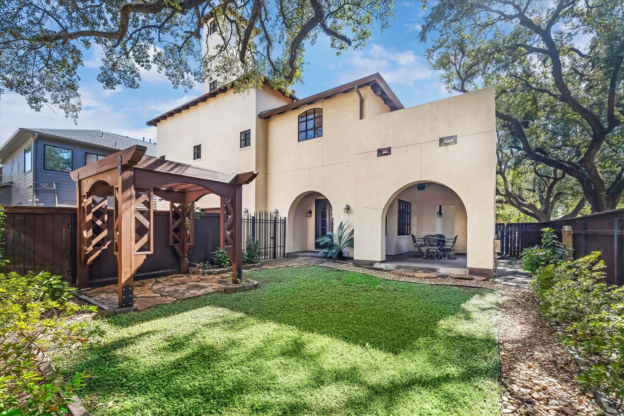 4320 Dickson Street Houston, TX 77007 - Photo 46 of 47 Timeless architecture and design.