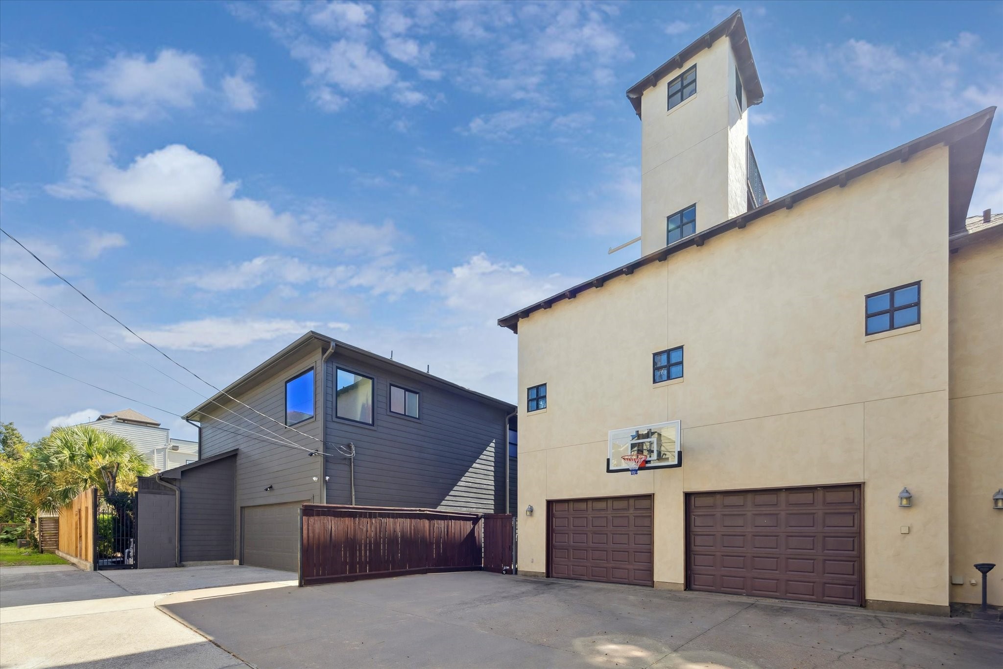 4320 Dickson Street Houston, TX 77007 - Photo 5 of 47 Alley access to large and private motor court for guest parking