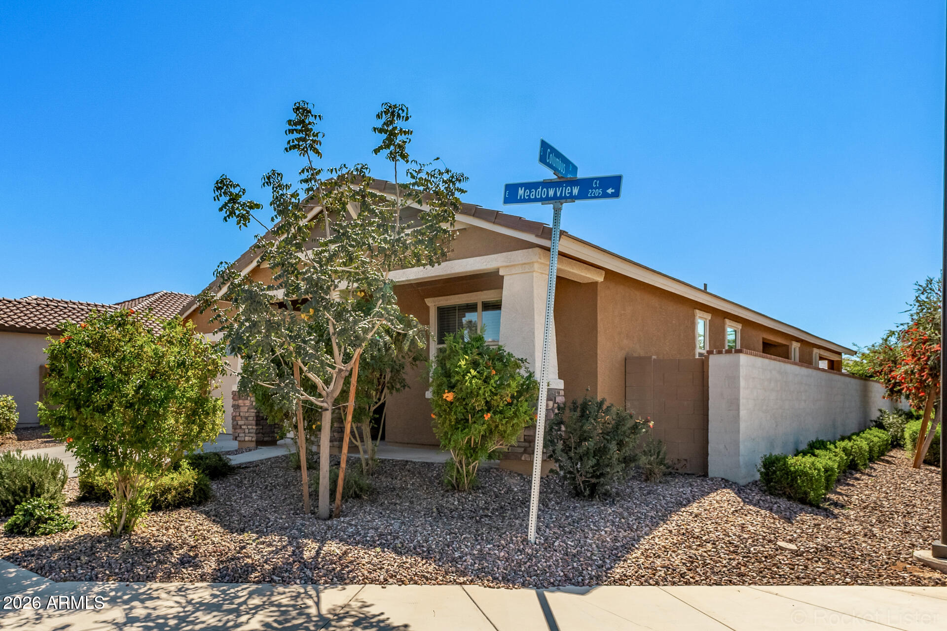 2209 East Meadowview Court Gilbert, AZ 85298 - Photo 5 of 48 05 Meadowview