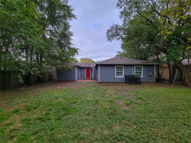 a view of yard with green space and trees