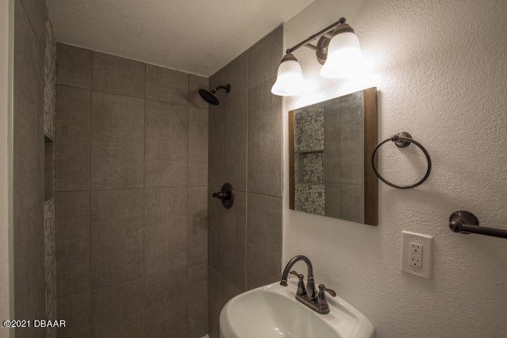 1089 Hampton Road Daytona Beach, FL 32114 - Photo 16 of 23 Guest Bathroom (second full bathroom)