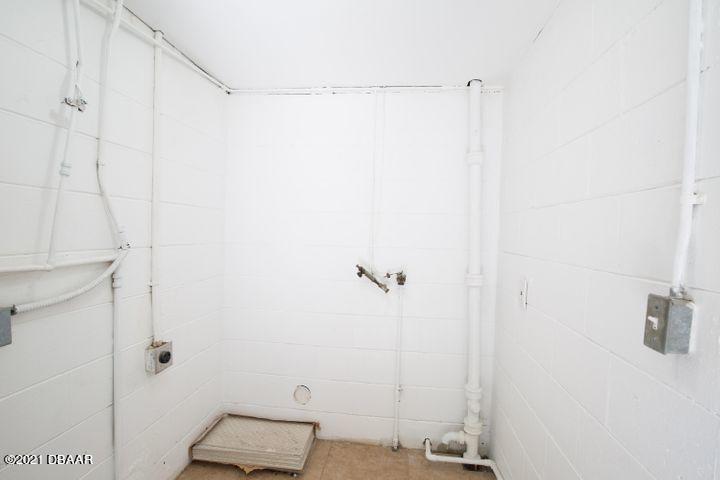1089 Hampton Road Daytona Beach, FL 32114 - Photo 17 of 23 Dedicated Laundry Room