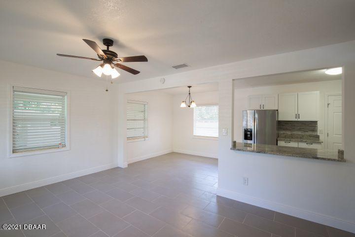 1089 Hampton Road Daytona Beach, FL 32114 - Photo 2 of 23 Spacious Living Room