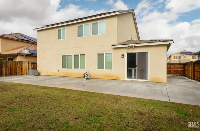 a view of a house with backyard and sitting area