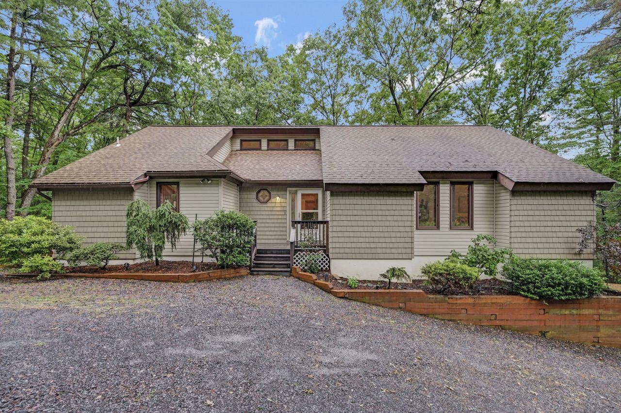 151 Manchester Drive Bushkill, PA 18324 - Photo 3 of 67 151 Manchester Dr 02 Large