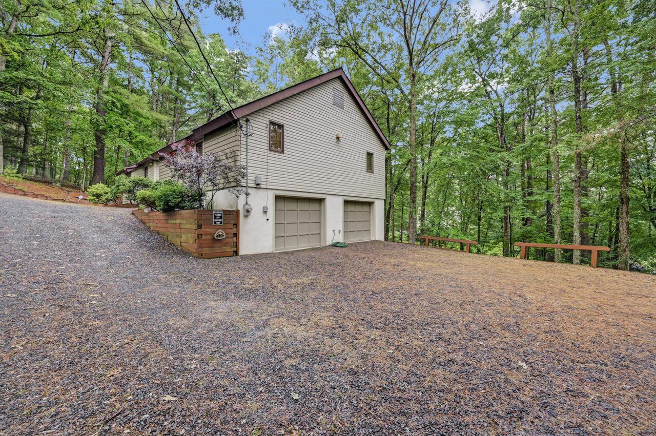 151 Manchester Drive Bushkill, PA 18324 - Photo 4 of 67 151 Manchester Dr 03 Large