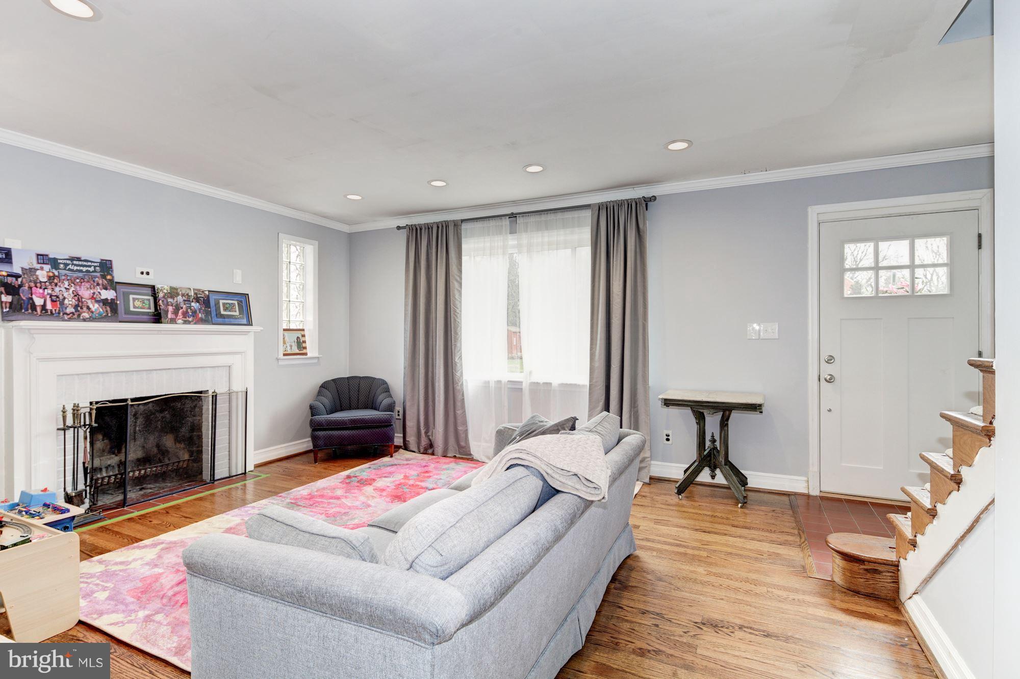 802 Weatherbee Road Towson, MD 21286 - Photo 5 of 27 Living Room