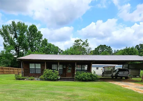 a view of a yard in front of a house
