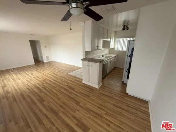 $1,850 | 18600 Burbank Boulevard, Unit 205, Tarzana, CA 91356