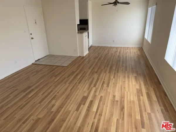 $1,850 | 18600 Burbank Boulevard, Unit 205, Tarzana, CA 91356
