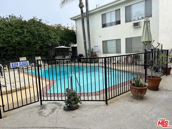 $1,850 | 18600 Burbank Boulevard, Unit 205, Tarzana, CA 91356