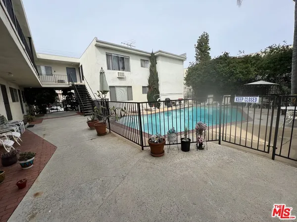 $1,850 | 18600 Burbank Boulevard, Unit 205, Tarzana, CA 91356
