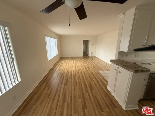 $1,850 | 18600 Burbank Boulevard, Unit 205, Tarzana, CA 91356