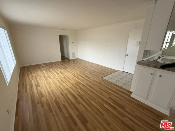 $1,850 | 18600 Burbank Boulevard, Unit 205, Tarzana, CA 91356