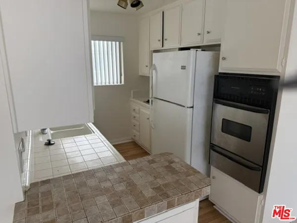 $1,850 | 18600 Burbank Boulevard, Unit 205, Tarzana, CA 91356