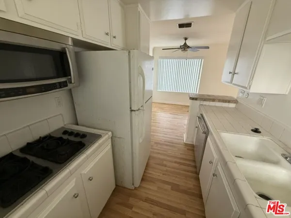 $1,850 | 18600 Burbank Boulevard, Unit 205, Tarzana, CA 91356