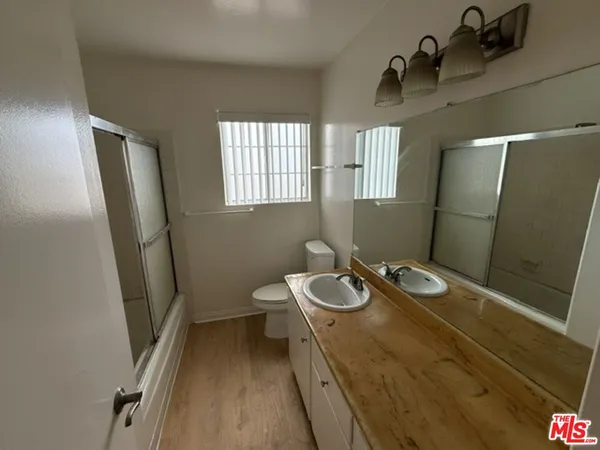 $1,850 | 18600 Burbank Boulevard, Unit 205, Tarzana, CA 91356