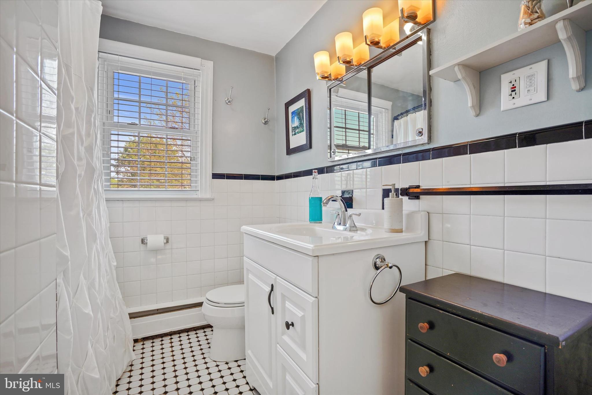 209 Pine Road Wallingford, PA 19086 - Photo 17 of 26 Full Hall Bath
