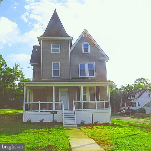 a view of front a house with a yard