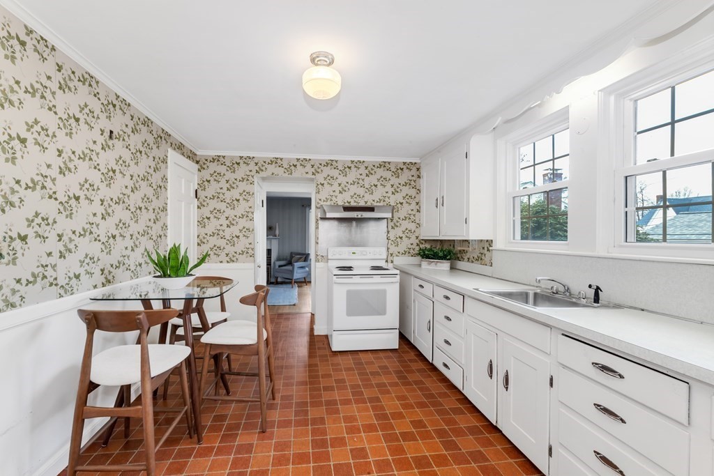 39 Linnet Street Boston, MA 02132 - Photo 4 of 30 Gallery Image 4