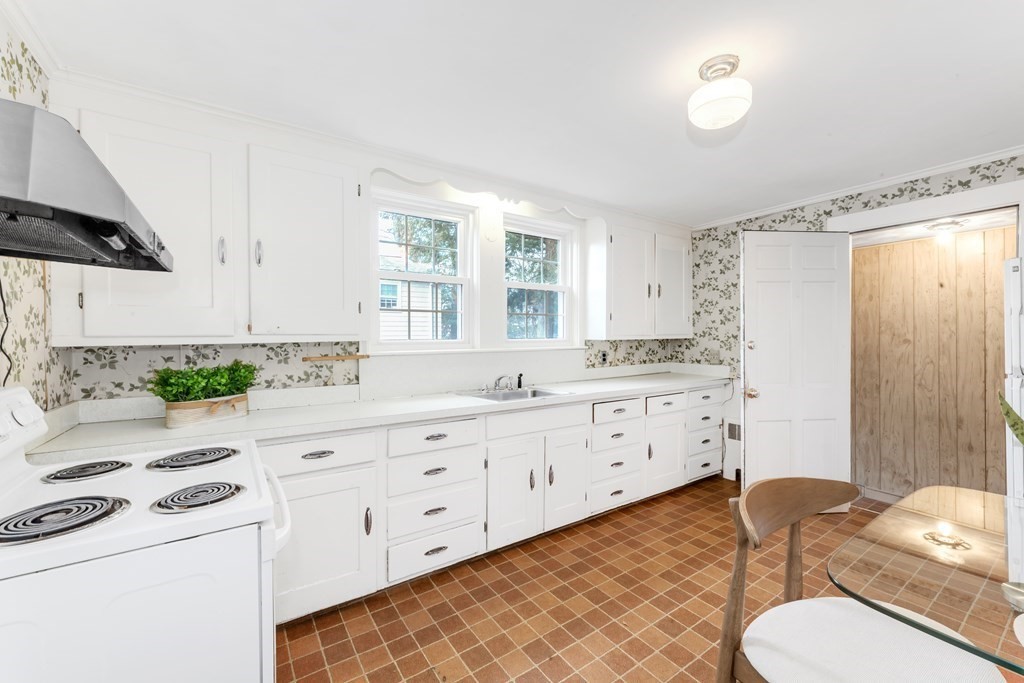39 Linnet Street Boston, MA 02132 - Photo 5 of 30 Gallery Image 5
