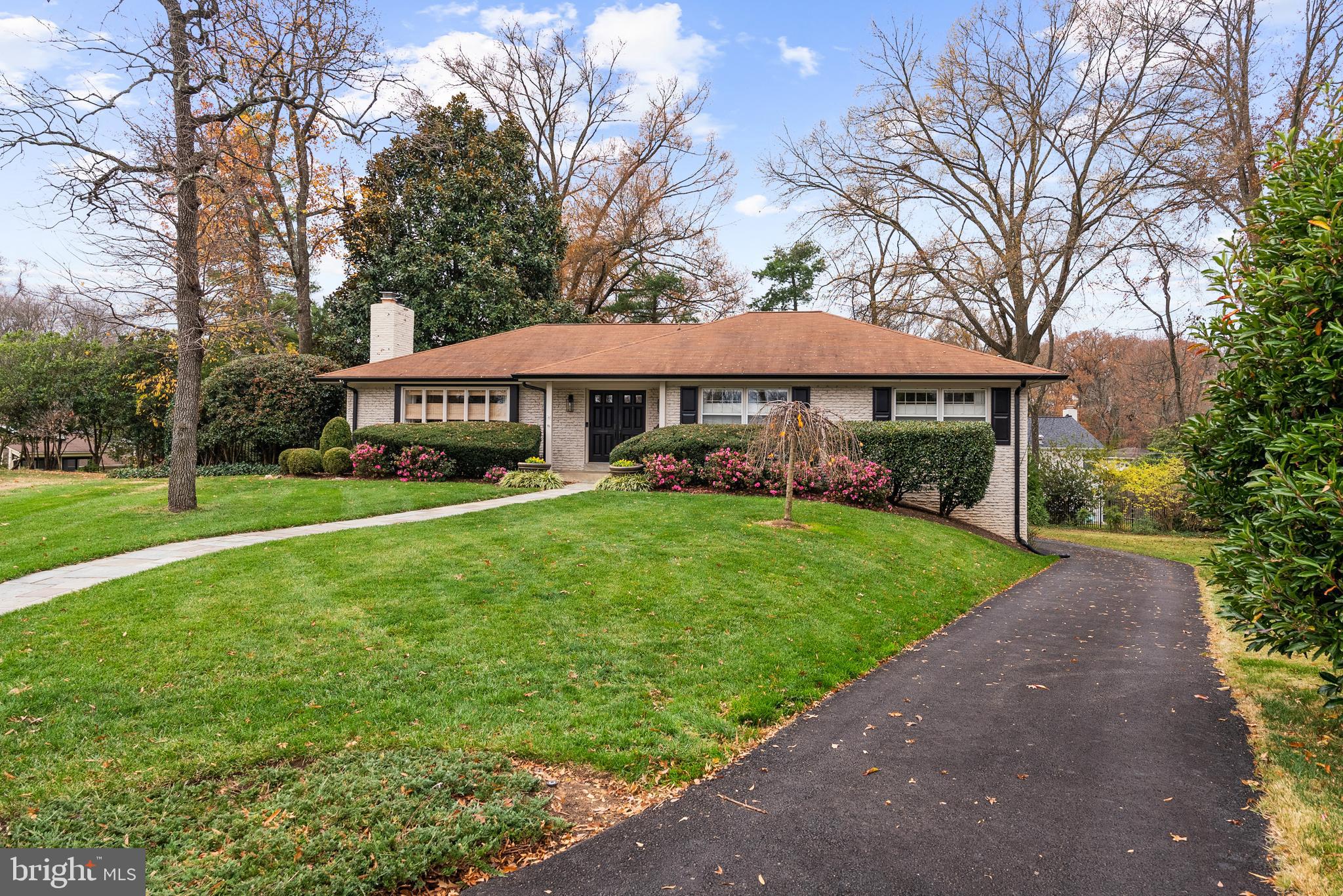 1101 Gatewood Drive Alexandria, VA 22307 - Photo 3 of 63 a view of a big yard with table and chairs under an umbrella