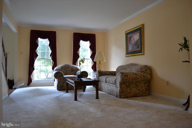 8123 Ridge Creek Way Springfield, VA 22153 - Photo 4 of 20 Living Room