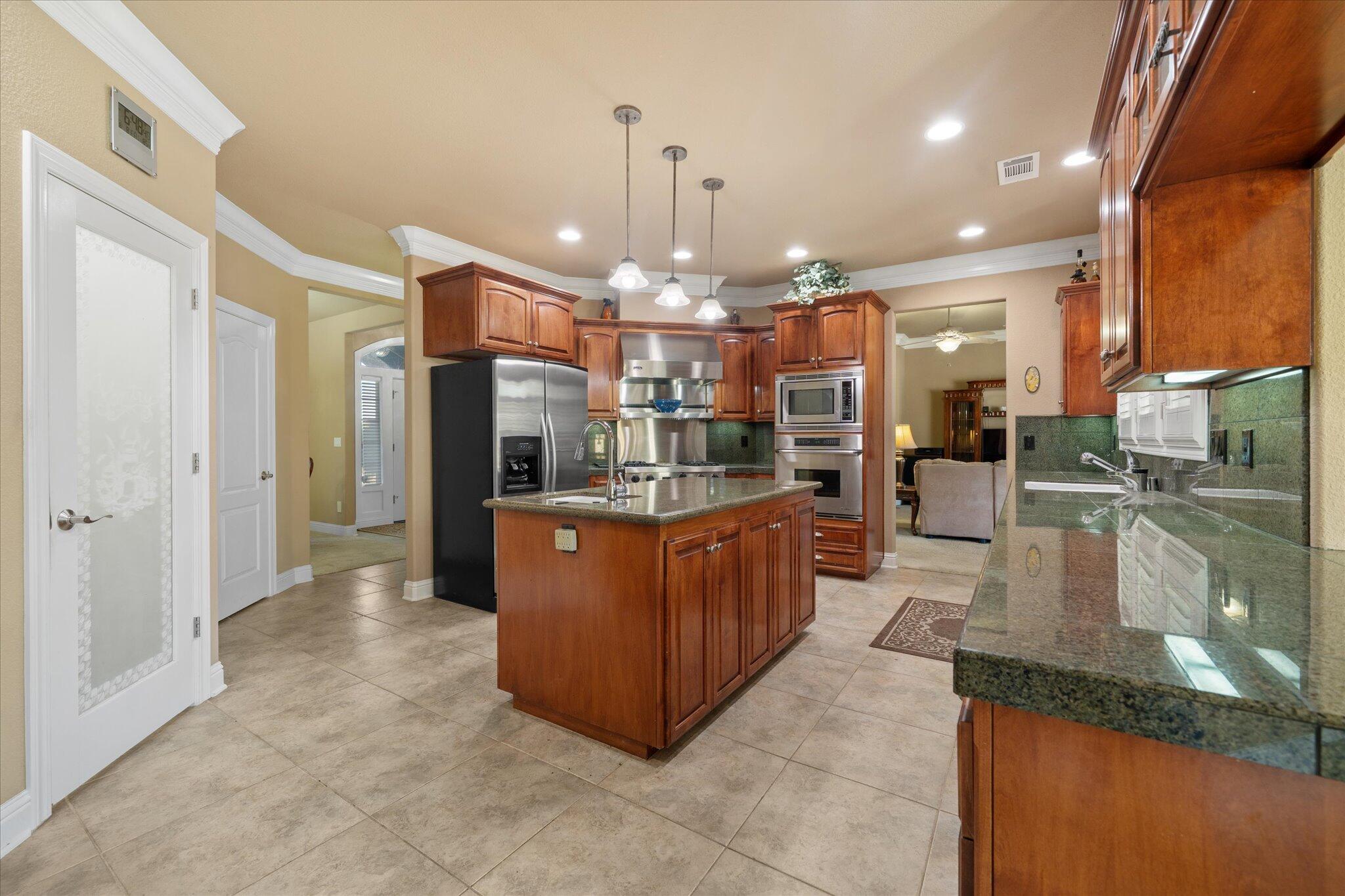 7870 Castle View Lane Redding, CA 96001 - Photo 18 of 65 18-BiggerFlow Real Estate Media-18