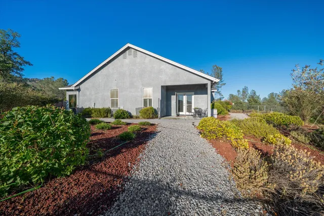 $575,000 | 7870 Castle View Lane, Redding, CA 96001