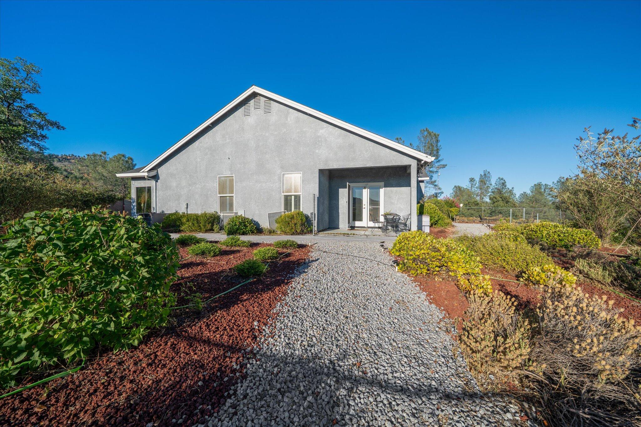7870 Castle View Lane Redding, CA 96001 - Photo 47 of 65 a view of a house with backyard and garden
