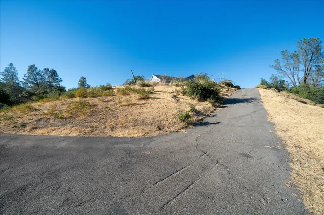 $575,000 | 7870 Castle View Lane, Redding, CA 96001