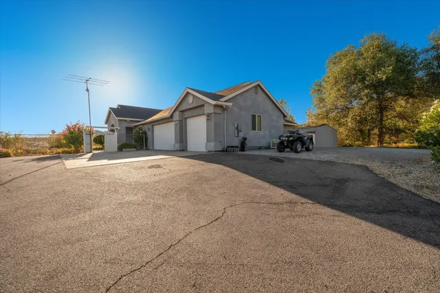 $575,000 | 7870 Castle View Lane, Redding, CA 96001