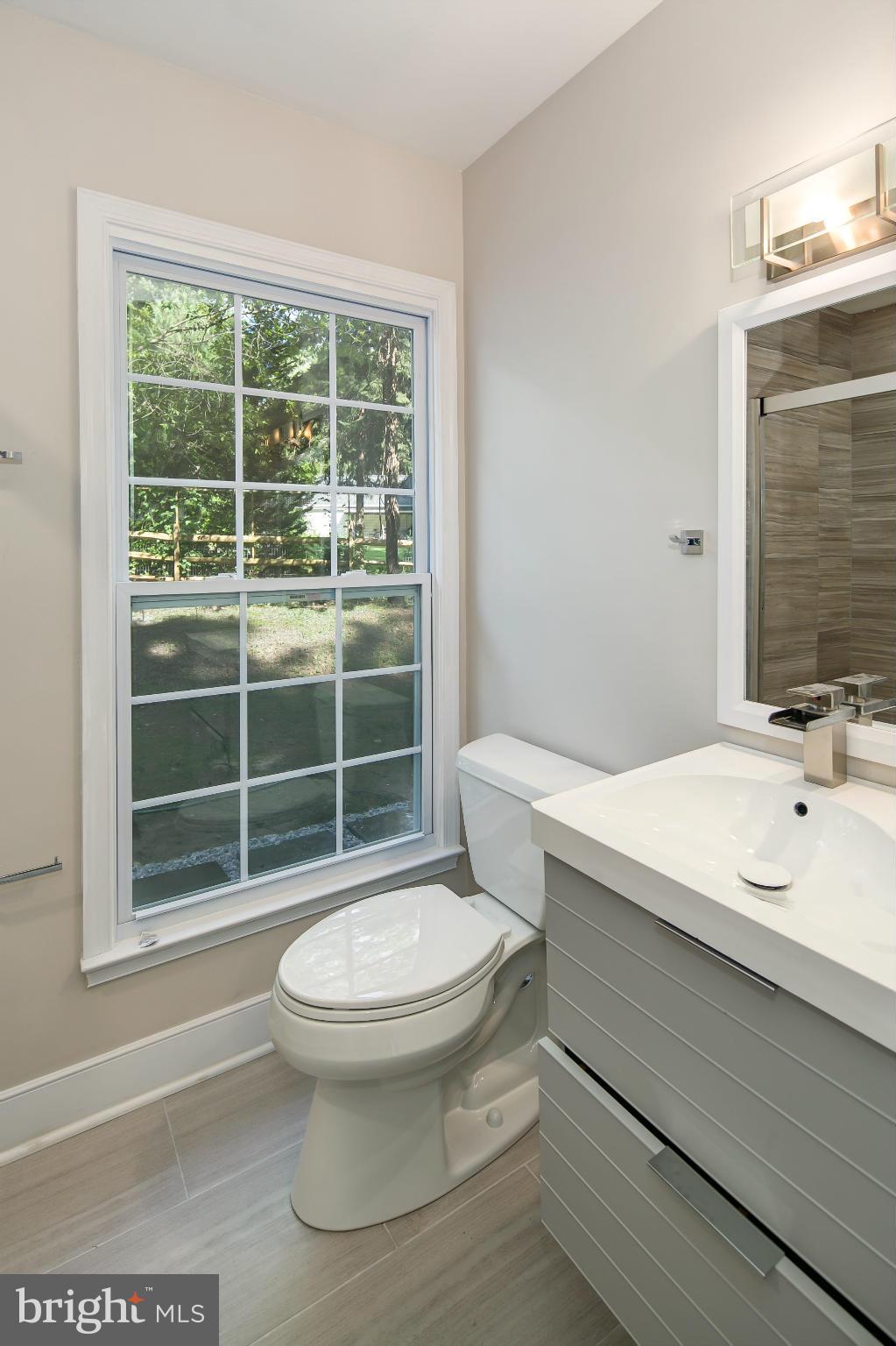 11808 Canfield Road Potomac, MD 20854 - Photo 15 of 30 Main level bath