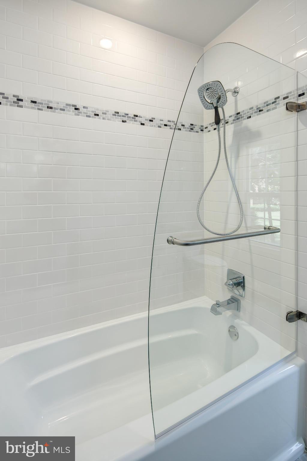 11808 Canfield Road Potomac, MD 20854 - Photo 22 of 30 Upper Level bath
