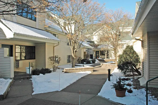 $151,000 | 7625 Edinborough Way, Unit 2116, Edina, MN 55435