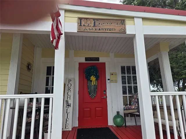 a view of entryway with a front door