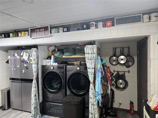 a view of entryway with washer and dryer