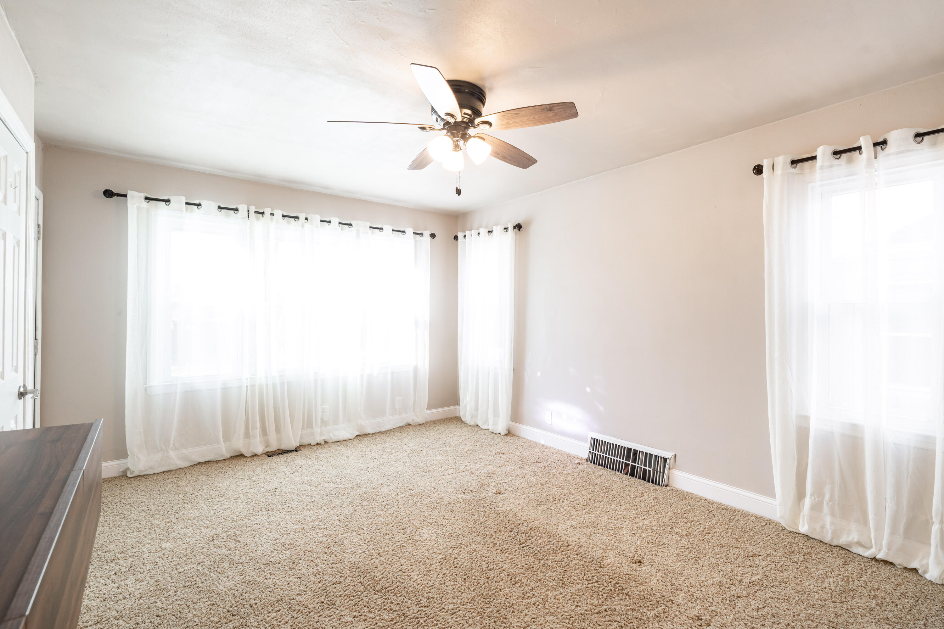 4260 South 4th Street Milwaukee, WI 53207 - Photo 5 of 26 living room