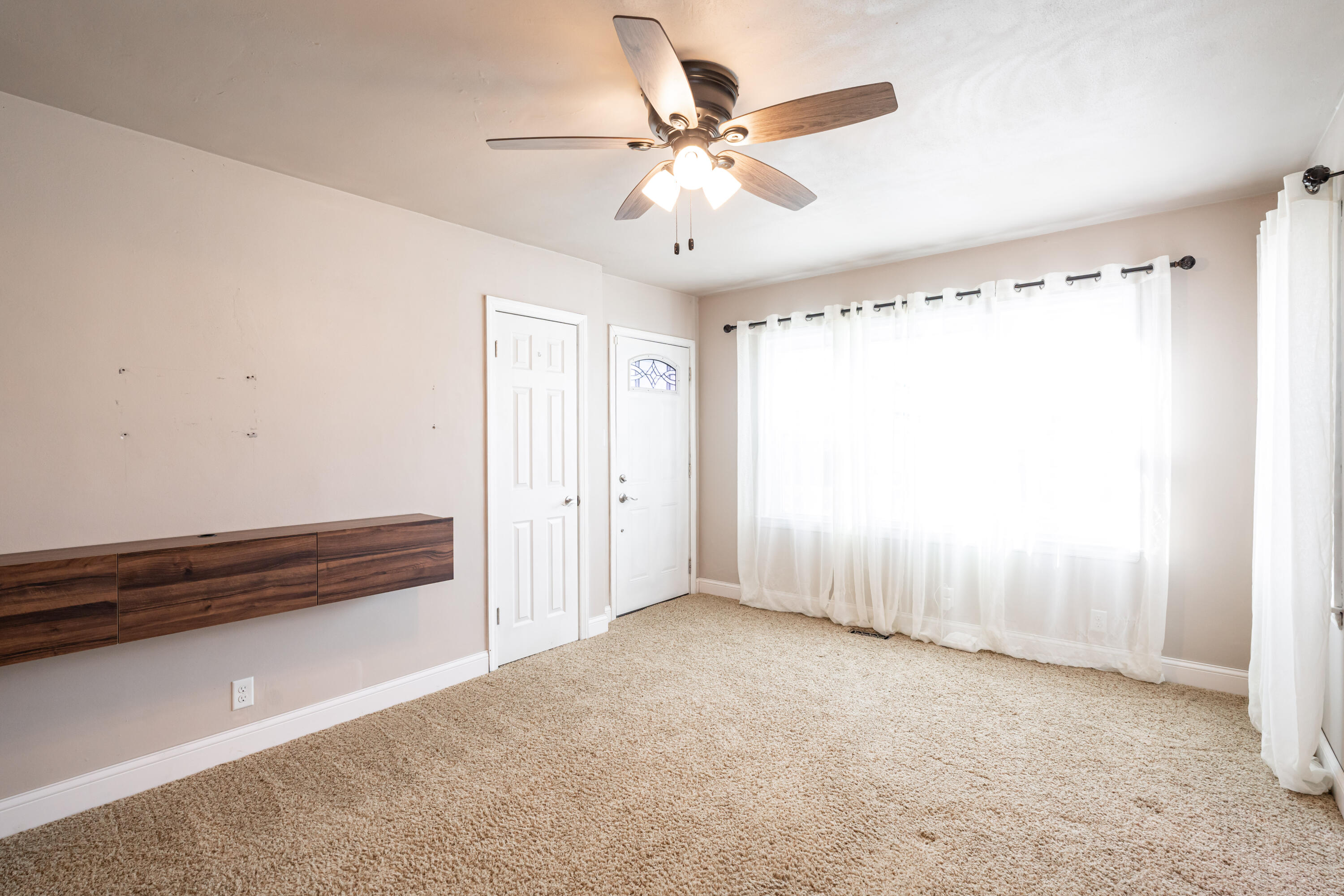 4260 South 4th Street Milwaukee, WI 53207 - Photo 6 of 26 sunny living room