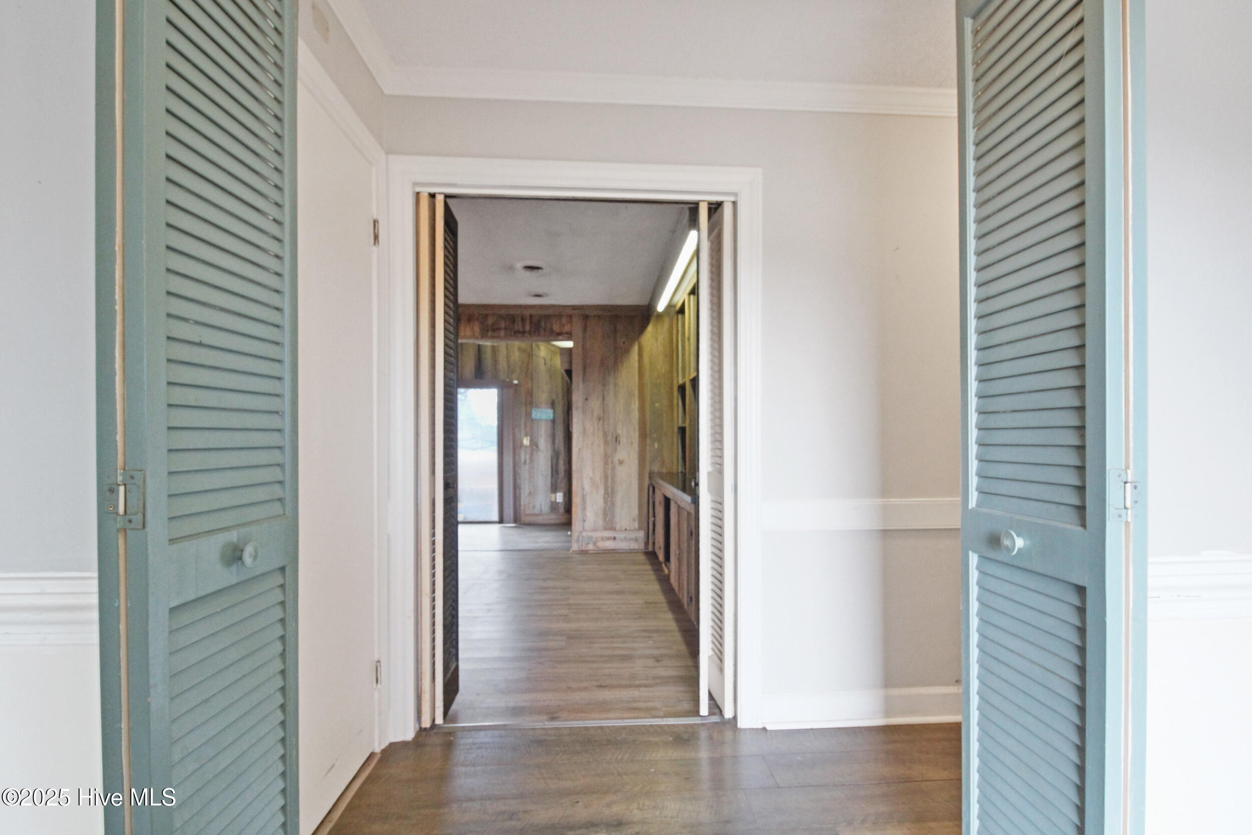 192 U.S. Highway 158 West Camden, NC 27921 - Photo 4 of 48 A formal foyer is such a wonderful throwback to more elegant times.