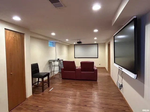 $169,000 | 510 16th Street, Unit 1, Silvis, IL 61282