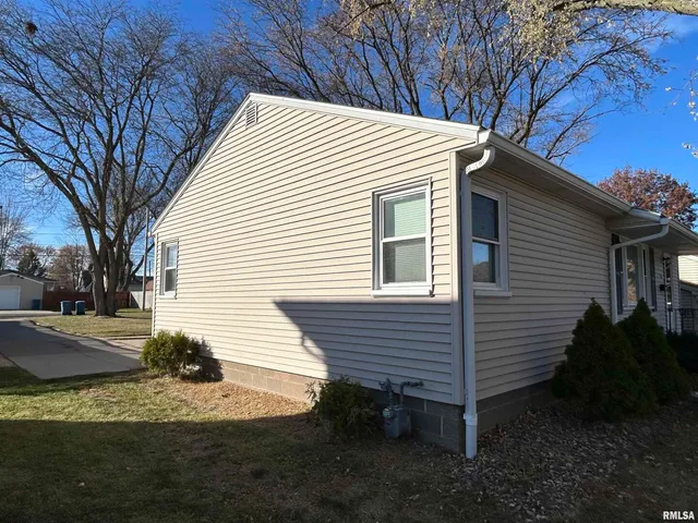 $169,000 | 510 16th Street, Unit 1, Silvis, IL 61282