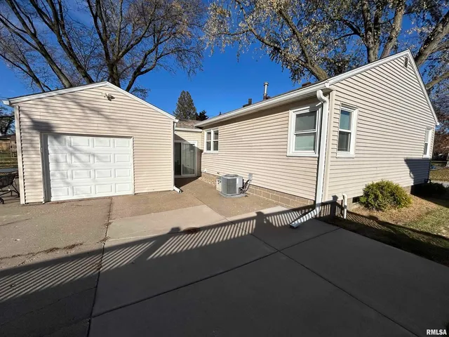 $169,000 | 510 16th Street, Unit 1, Silvis, IL 61282