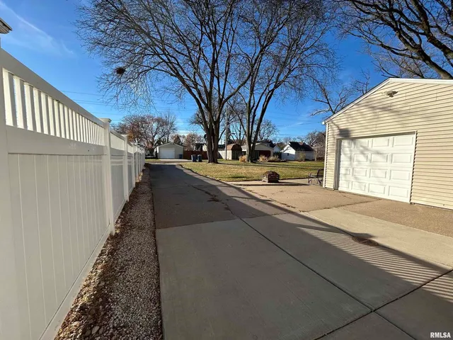 $169,000 | 510 16th Street, Unit 1, Silvis, IL 61282