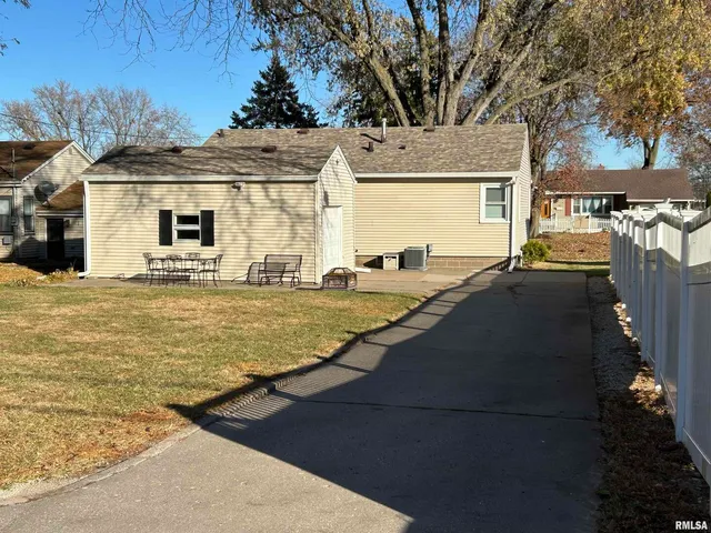 $169,000 | 510 16th Street, Unit 1, Silvis, IL 61282
