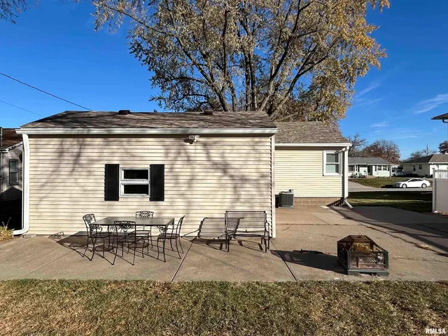 $169,000 | 510 16th Street, Unit 1, Silvis, IL 61282